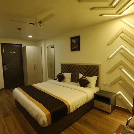 Hotel D Silverleaf Lucknow Exteriör bild