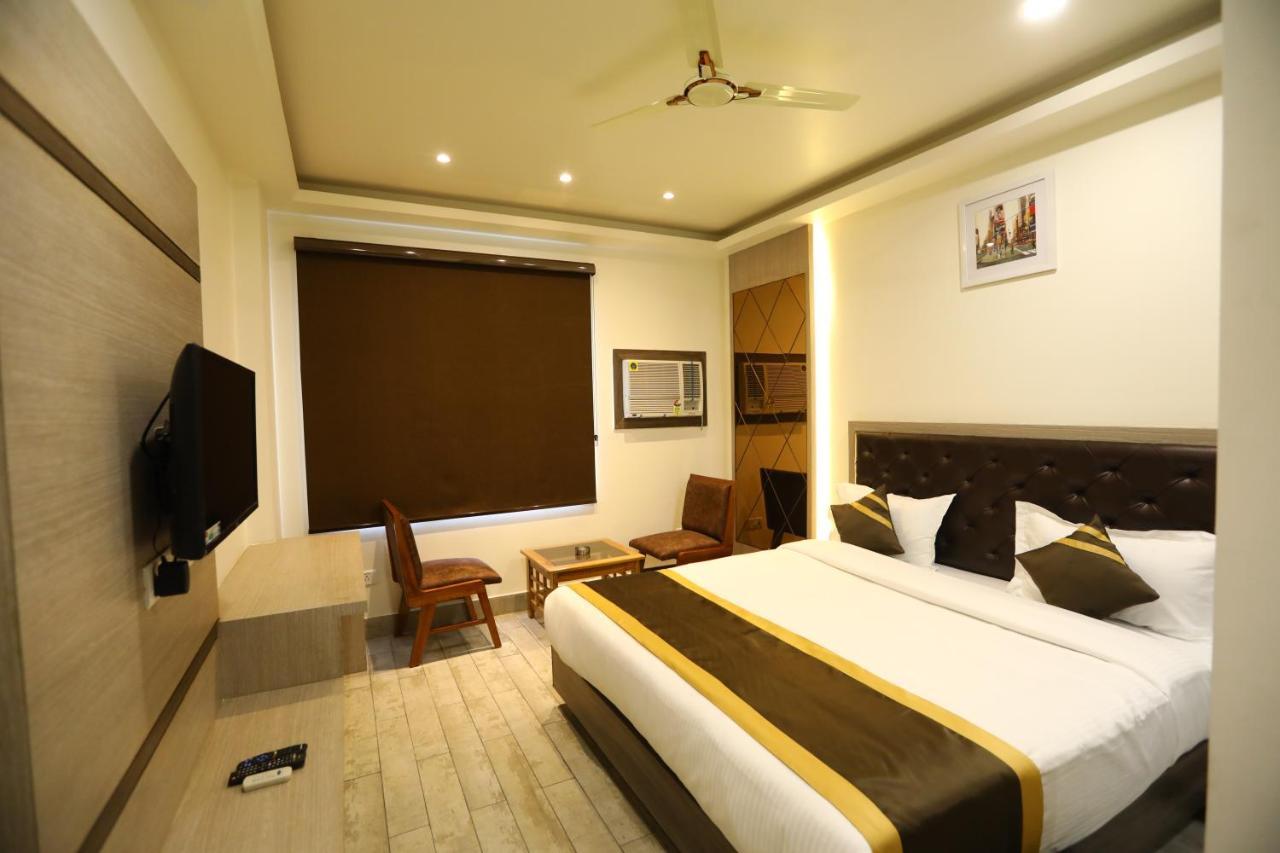 Hotel D Silverleaf Lucknow Exteriör bild