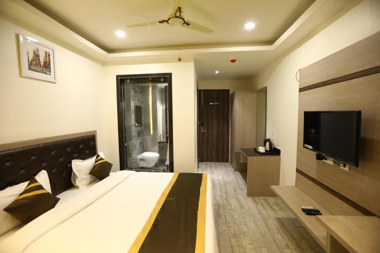 Hotel D Silverleaf Lucknow Exteriör bild