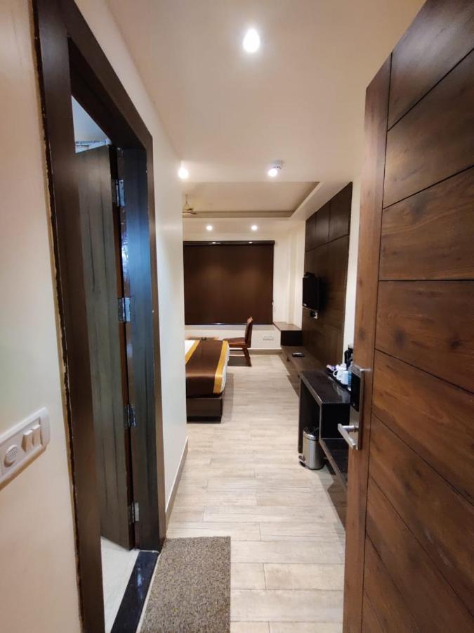 Hotel D Silverleaf Lucknow Exteriör bild