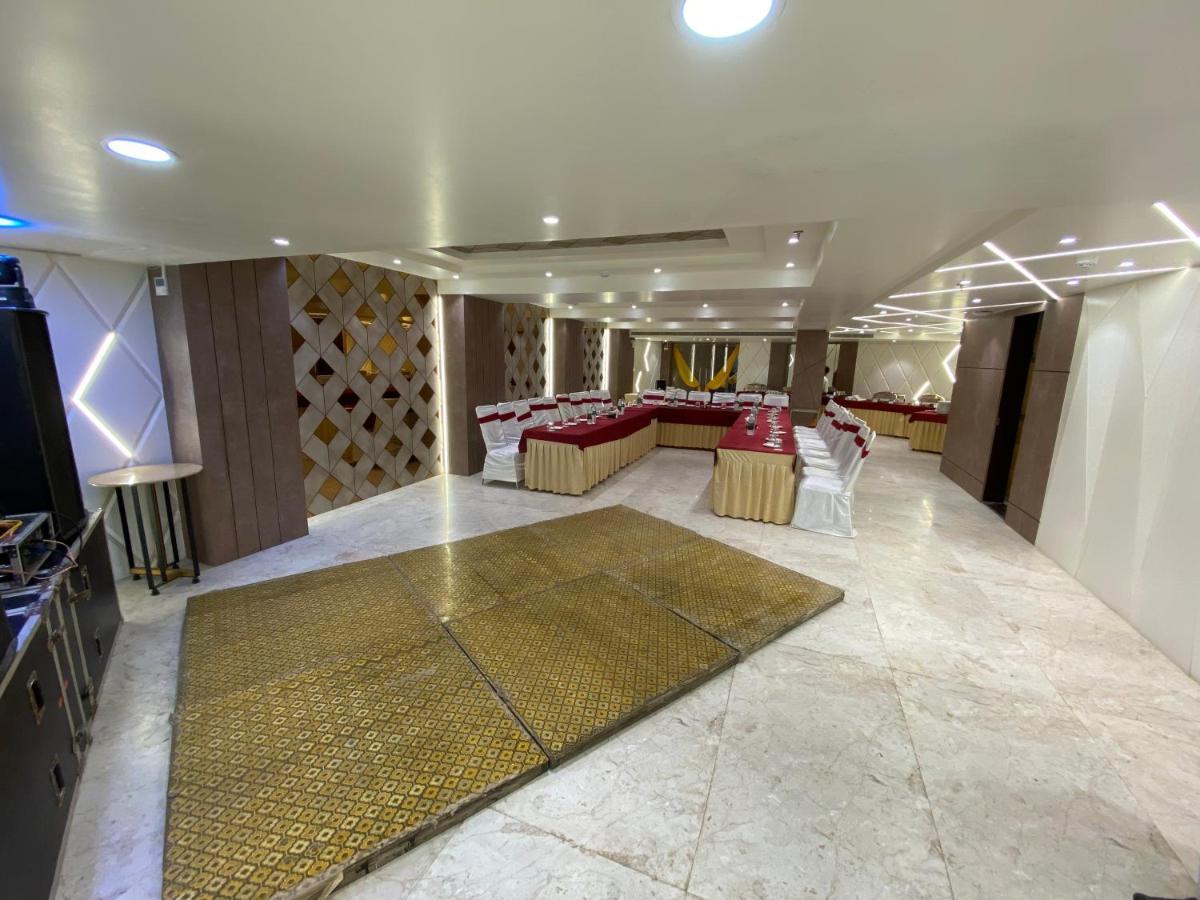 Hotel D Silverleaf Lucknow Exteriör bild