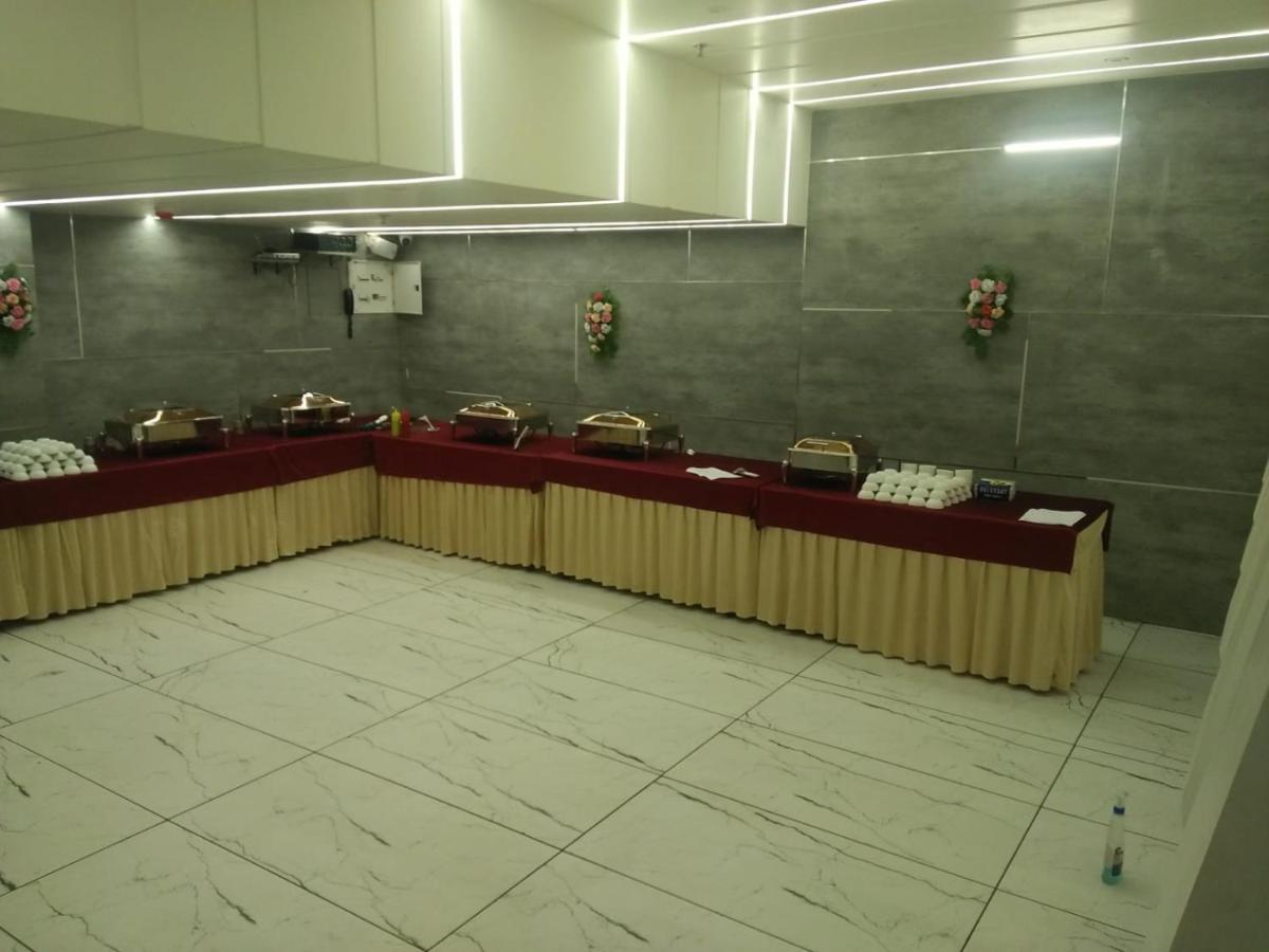 Hotel D Silverleaf Lucknow Exteriör bild