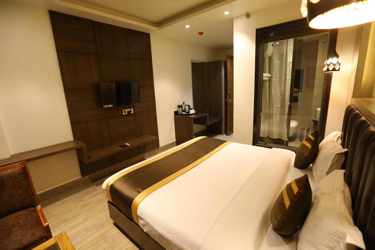 Hotel D Silverleaf Lucknow Exteriör bild