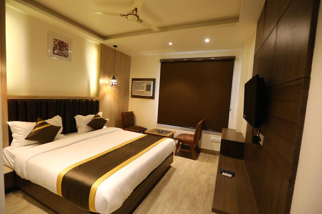 Hotel D Silverleaf Lucknow Exteriör bild