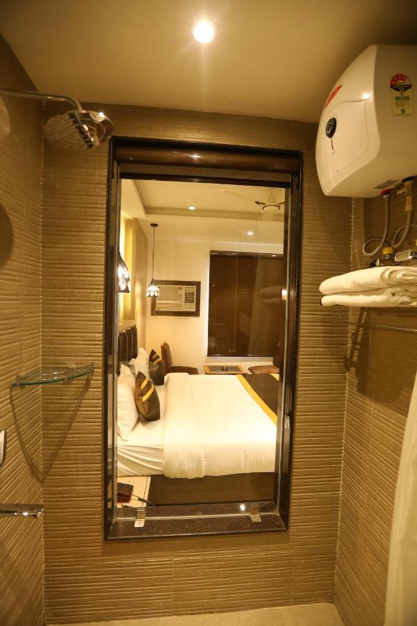 Hotel D Silverleaf Lucknow Exteriör bild