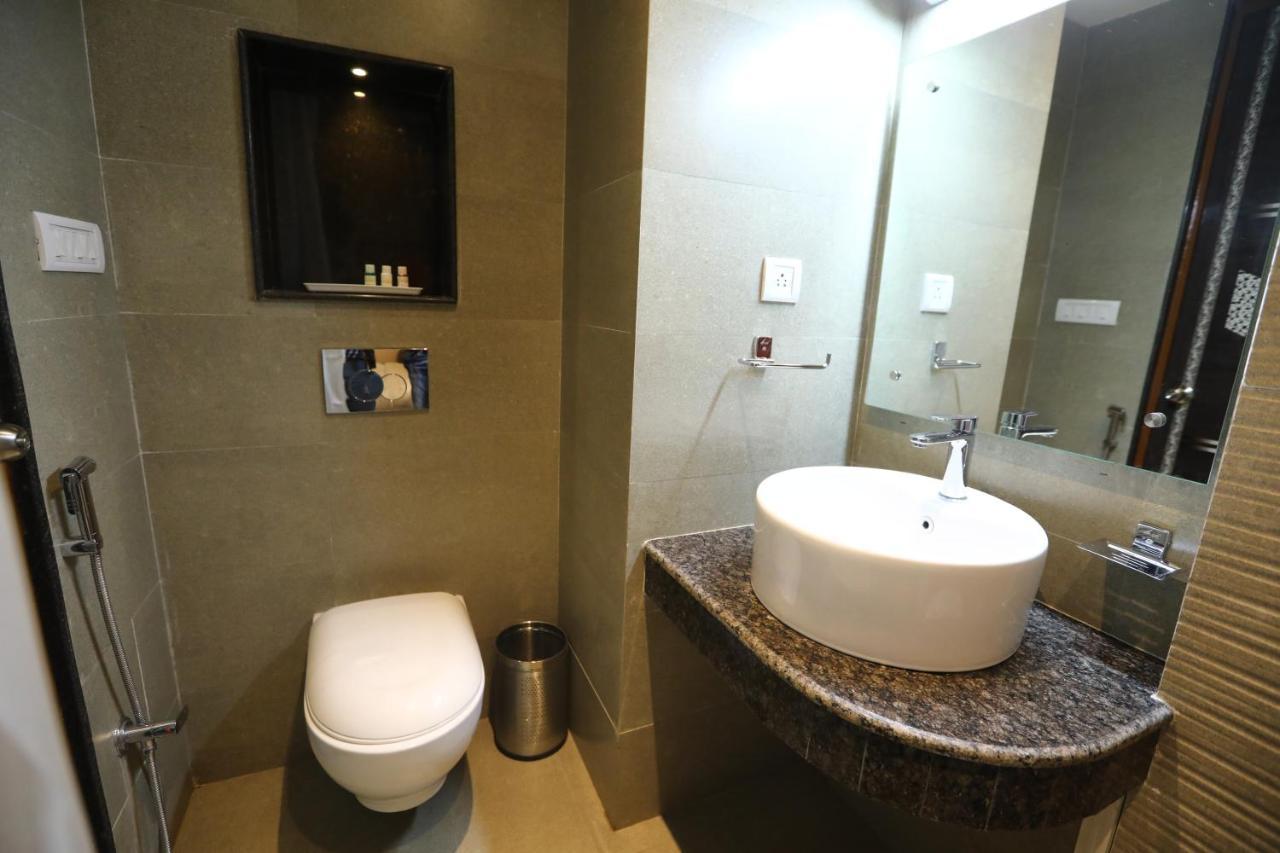 Hotel D Silverleaf Lucknow Exteriör bild